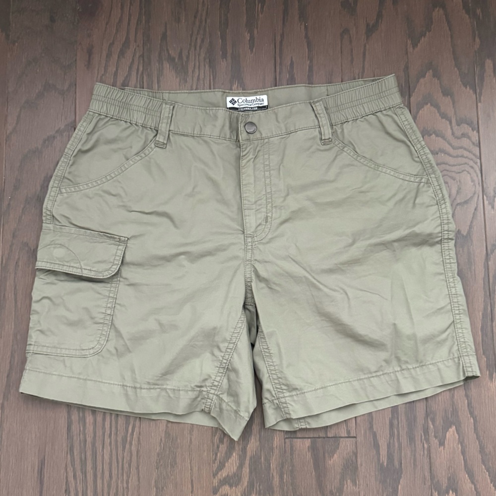 Columbia Women’s Cargo Shorts in Olive Green - Sz S